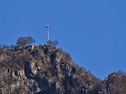 16 Si vede bene allo zoom la croce dello Zucco (1232 m)